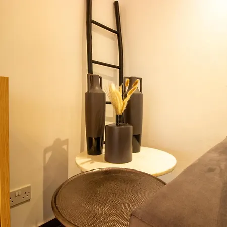 Floor Gem: 3br, Huge Veranda Appartement *