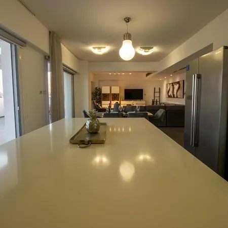 Floor Gem: 3br, Huge Veranda * Nicosia