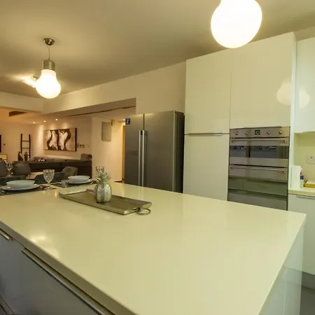 Floor Gem: 3br, Huge Veranda * Никосия