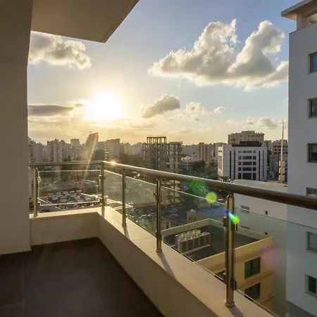 Floor Gem: 3br, Huge Veranda *