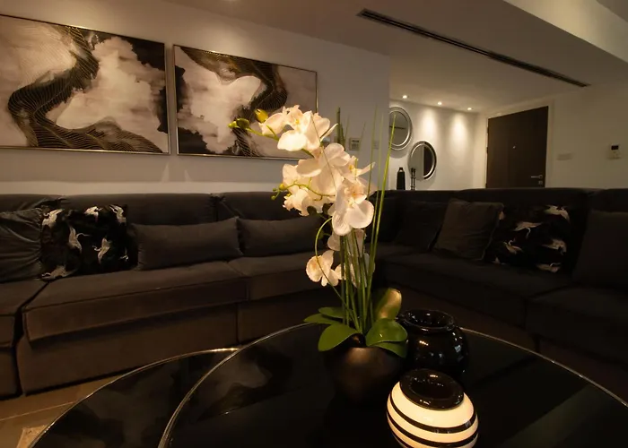 Floor Gem: 3br, Huge Veranda Appartement