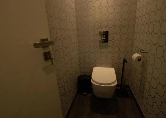 Floor Gem: 3br, Huge Veranda Appartement *