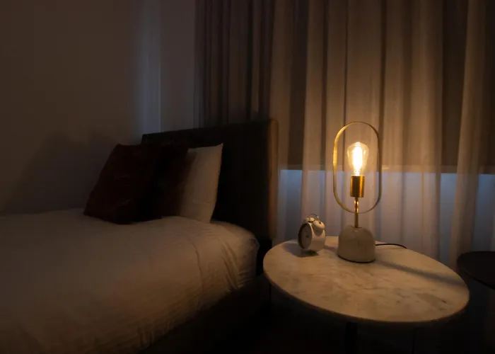 Floor Gem: 3br, Huge Veranda *