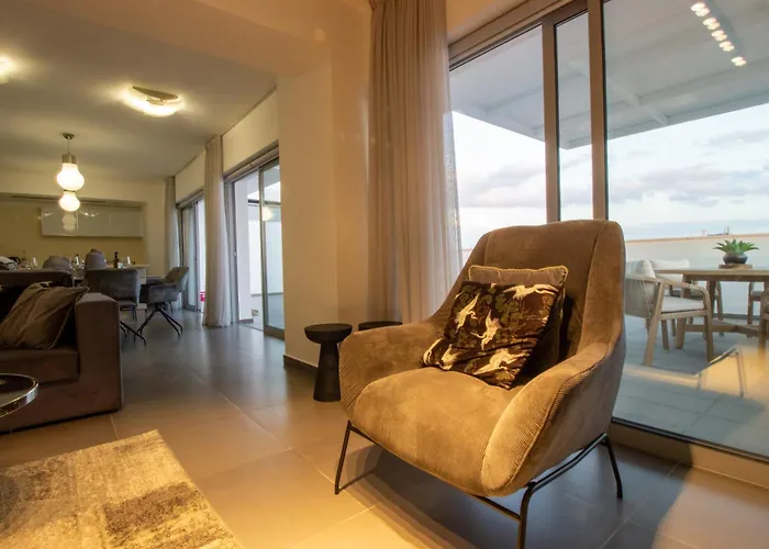 Floor Gem: 3br, Huge Veranda Appartement *