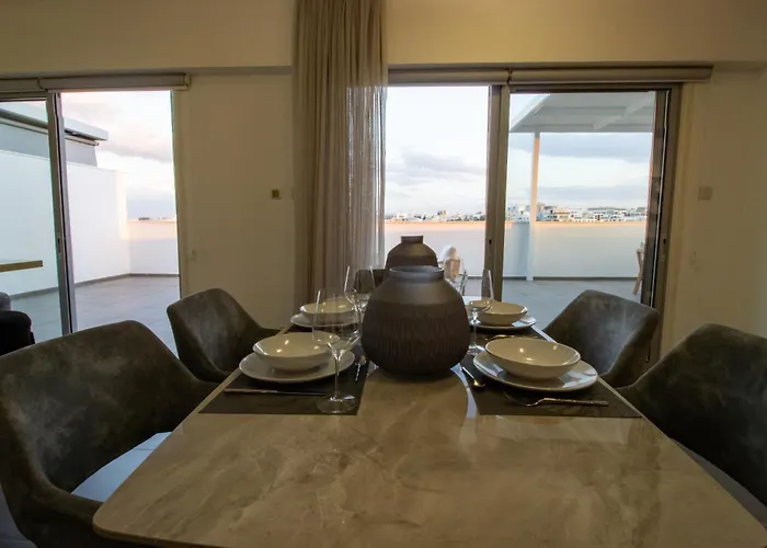 Floor Gem: 3br, Huge Veranda *