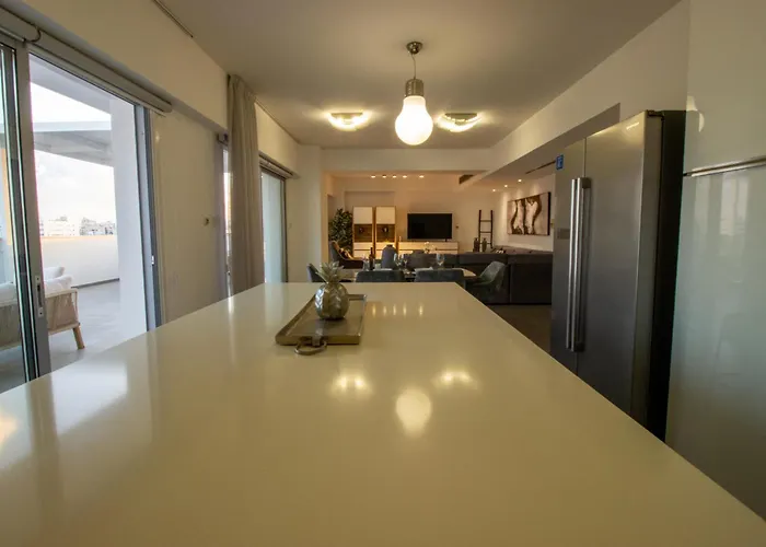 Floor Gem: 3br, Huge Veranda * Nicosie