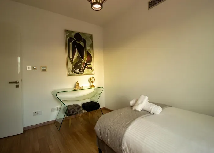 Floor Gem: 3br, Huge Veranda