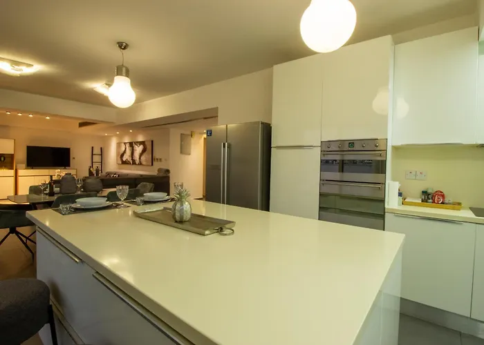 Floor Gem: 3br, Huge Veranda * Nicosie