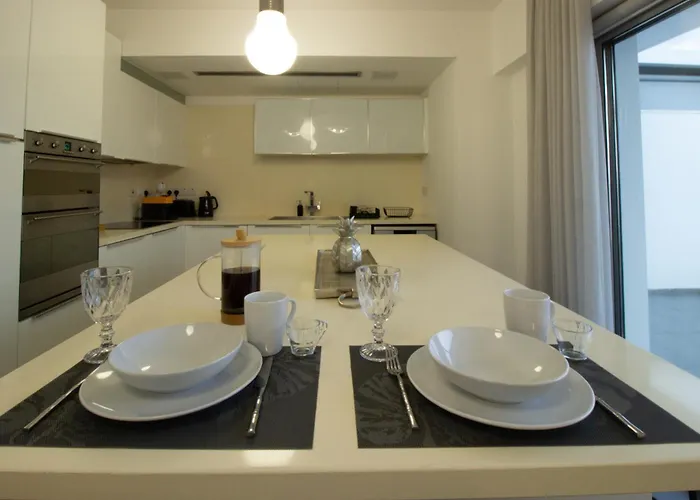 Floor Gem: 3br, Huge Veranda Appartement *