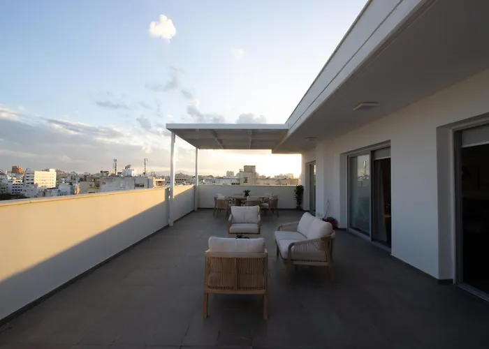 Floor Gem: 3br, Huge Veranda Appartement