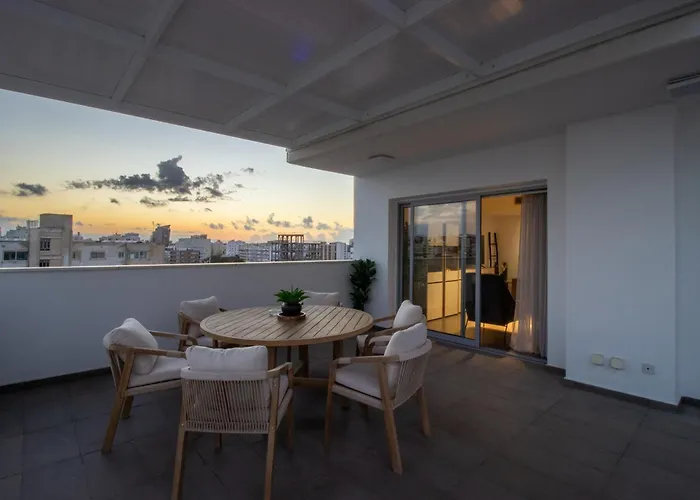 Appartement Floor Gem: 3br, Huge Veranda