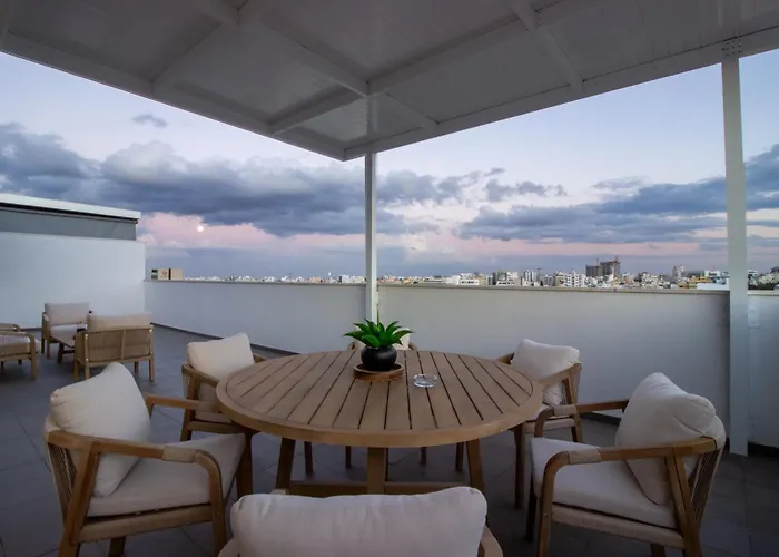 Floor Gem: 3br, Huge Veranda Appartement *