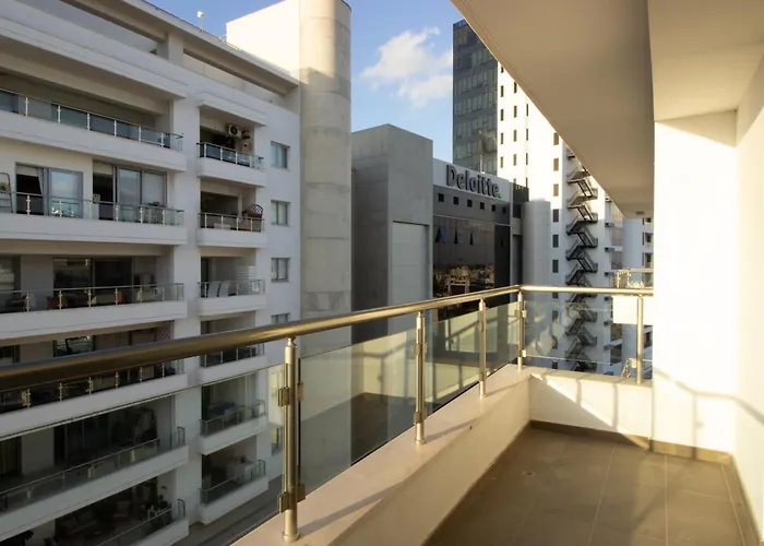 Floor Gem: 3br, Huge Veranda * Nicosie