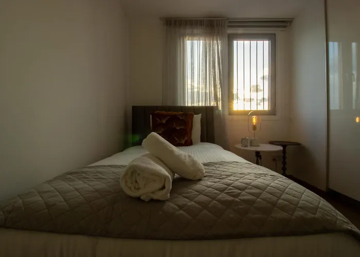 Floor Gem: 3br, Huge Veranda Appartement *