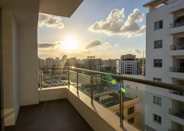 Floor Gem: 3br, Huge Veranda *