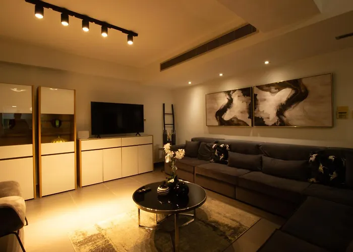 Floor Gem: 3br, Huge Veranda * Nicosie