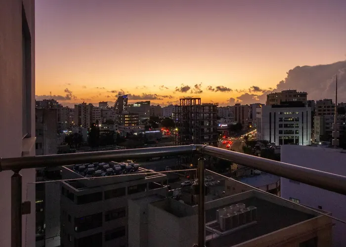 Floor Gem: 3br, Huge Veranda * Nicosie