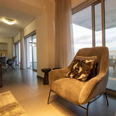 Floor Gem: 3br, Huge Veranda 公寓 *