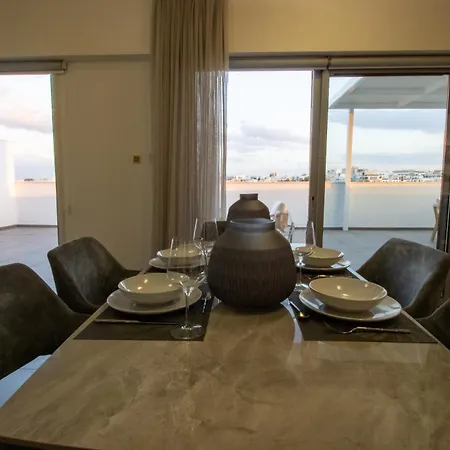 Floor Gem: 3br, Huge Veranda *