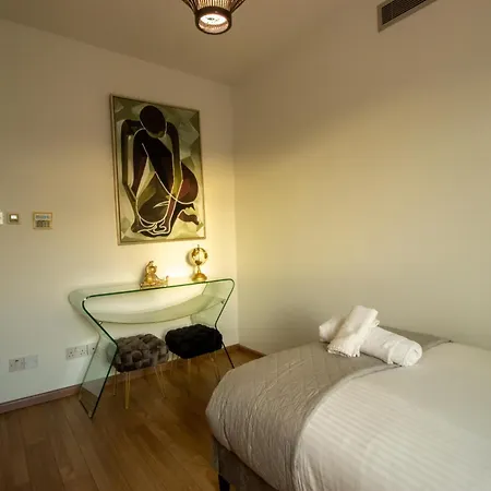 Floor Gem: 3br, Huge Veranda