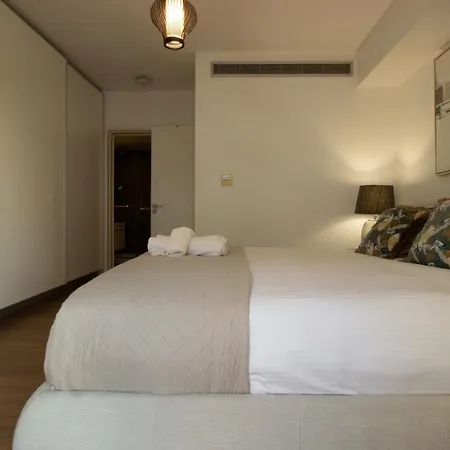 Floor Gem: 3br, Huge Veranda *