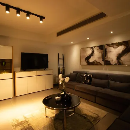 Floor Gem: 3br, Huge Veranda * 尼科西亚